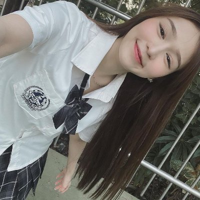 我喜歡關注時尚界的最新趨勢和設計師的作品。從時裝秀到時尚雜誌,我都會積極追蹤最新的時尚動態,以獲取靈感和了解行業的發展。我喜歡探索不同的風格和流行元素,並將其融入到我的日常穿搭中,以展現獨特的個人風格。
