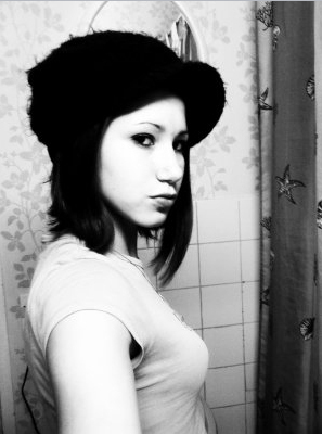 Bassiste punk rock, je compte bien twitter aussi fort et vite que mes riffs !!