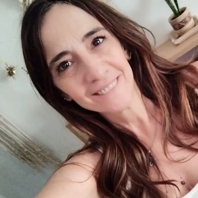 Mujer multitasking ● Amo cocinar, el trekking, el flamenco y la pizza ● Diseñar me pierde ● Consultora en Edu y TIC ● Cloud Practitioner ● Pura pasión 🍃