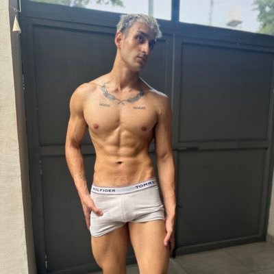Argentinian-Arab 🇦🇷🇦🇪 straight 22 years old boy. Check out all my hot content in my link 🔥🔞