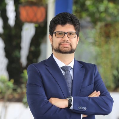Máster en Economía y profesor universitario.