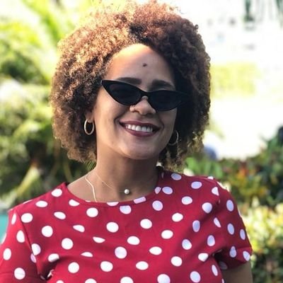 Una sonrisa es una línea curva que lo endereza todo. 😁