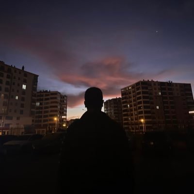 huseyinusta2003's profile picture. Güneş güne
Ay, yıldızlarla beraber
Sığıyor geceye
Ey! Aşk denen şey
Bilmem ki 
Nasıl sığdın tek heceye?