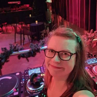 20 yrs French🎵 DJ @ohlalanl, NL/EN/FR language specialist (NGTV). From Montréal. Travel, rollerskating, cooking, mixology (#tiki) #zzp #zique