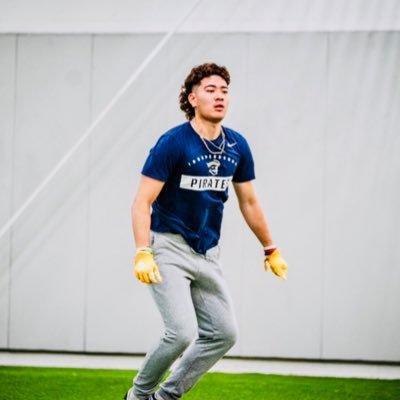 Slot /wide receiver @DreamU_IndyFB #JUCOPRODUCT | 6’2,198Lbs |40 4.62 | 4.32 Pro agility | 3 years left  May 2024 grad