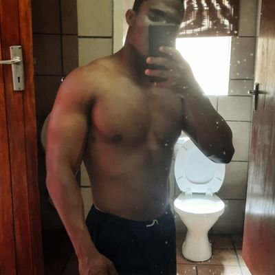 Personal trainer  ♥️🌍
Ex rugby player 🏉 
IG:@thuggy_styles