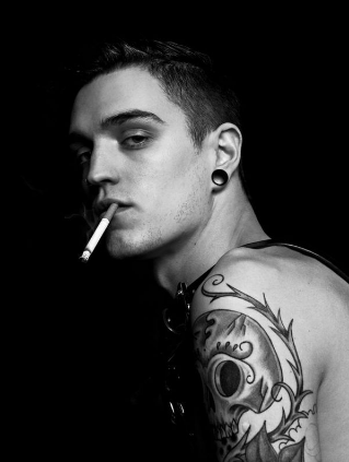 AntoineCarrison's profile picture. Tatoueur, modèle homme pro, graphistouilleur à la gentlemec attitude... Je twitte actus, infographie et PAO en direct from my tatoo saloon ! Yeepah !