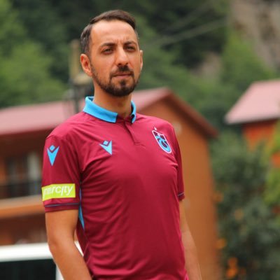 Dünyayı iki elin arasına alabilir misin dediler, ‘TRABZONSPOR’ atkısını açtık.