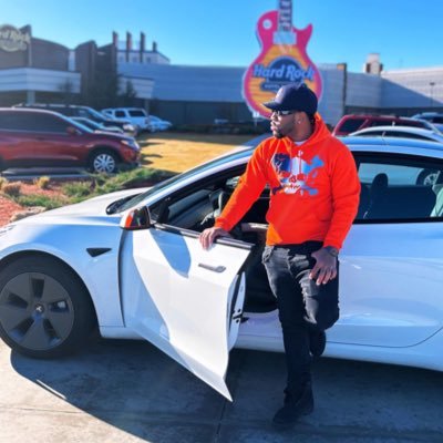 MOET SIPPIN FOREIGN WHIPPIN HANDSOME HUSTLER…. 📈 🏄🏽♂️ 🦈