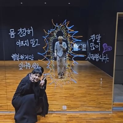 ems_mikrokosmos's profile picture. BTS ARMY | OT7 💜 아포방포 💜 hate will paralyse your mind, it costs ya nothin to be kind ✨