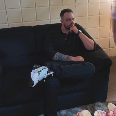 _Feelice's profile picture. The fallen leaves tell a story 🍂