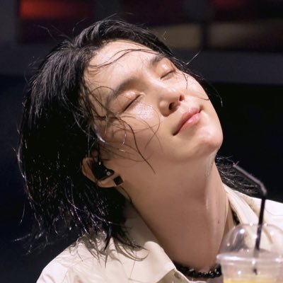 life is a soup and i am a fork ☻ 🌸 due to personal reasons i will be giving hobi ten billion kisses🥺🥰| bi | she/her🌸