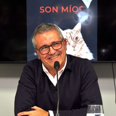 Periodista y escritor. Autor del libro de relatos «Confieso que son míos» y de la biografía «Jesús Navas, un duende de leyenda». Colaborador en Canal Sur Radio.