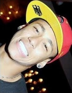Admiradora pelo espetáculo, que a cada jogo, o profissional Neymar Júnior realiza. *-*