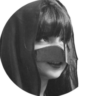 صـافـيٍ كـالدرّ مكنونِـي في الحلا والحـسَّن نِبراسي❤️