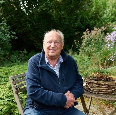 Neerlandicus, met passie voor gedichten en bijen, geschiedenis, Bach en oude muziek. Biograaf van verzetsstrijders.