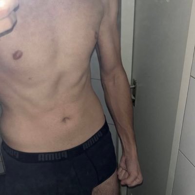 very hung & very tall | loves music and gaming | german 🇩🇪 | DM ME | IG: davey.268