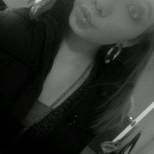 Im 13, Golden blonde hair ,! and im a cool person:)