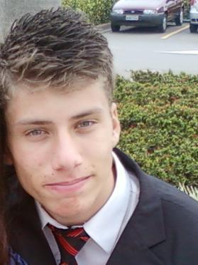 RalphMendes's profile picture. odeio gente idiota...
e odeio restart tbm, e odeio emo,odeio idiotas e adoro Doritos =]