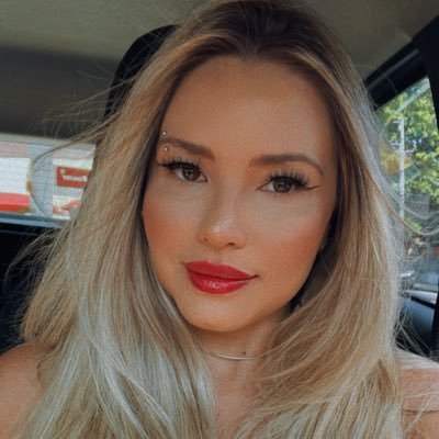 Não chegue muito perto, é escuro demais aqui @moniqueslimaa (Instagram)