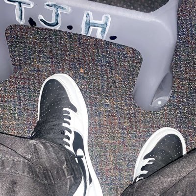 DeeTheSneaker24's profile picture. Golden Lordz