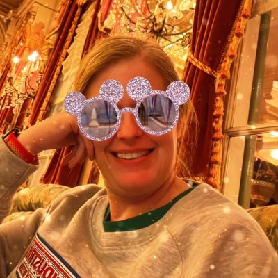 itslisae's profile picture. the helen hunt of sharknadoes. 🦈🌪