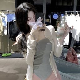 I live alone now and enjoy business, traveling, shopping, food and music. I have a calm personality and I hope we can be friends.