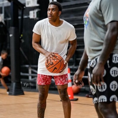 6’1 guard  4 years of eligibility             | https://t.co/d5DG9MrHG4