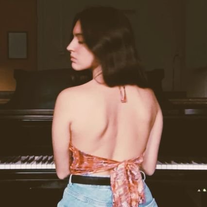 Luciaglnd's profile picture. 𝑳𝒂 𝒎𝒊𝒔𝒎𝒂 𝒊𝒏𝒇𝒆𝒍𝒊𝒛 ya disponible en todas las plataformas ♡