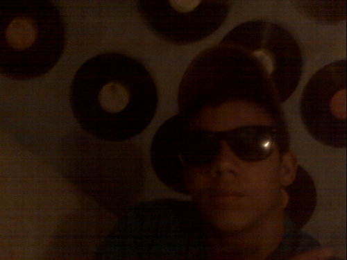 Le caigo bien a todo el mundo :D.. Menos a ti *-* .....