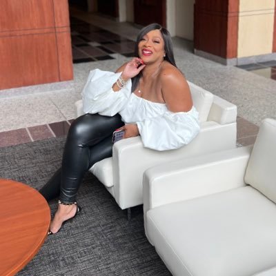 Teen mom to corporate board rooms to quitting to be her own Boss. She’s the Boss of Business! Your Business Bestie. Speaker. Author.