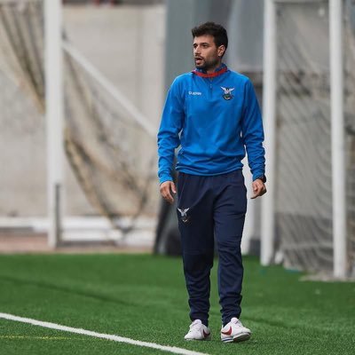 Entrenador Nacional de Fútbol. Graduado en ADE. Grado en CAFYD. Experto en entrenamiento de fuerza en fútbol. Entrenador C.D. Barquereño (3ª RFEF Grupo III).