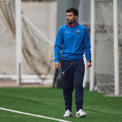 Entrenador Nacional de Fútbol. Graduado en ADE. Grado en CAFYD. Experto en entrenamiento de fuerza en fútbol.