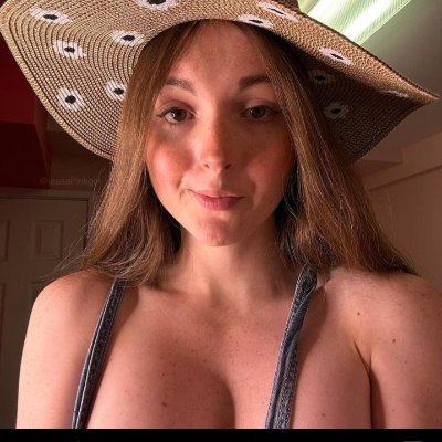 Jessapinkg18220's profile picture. 