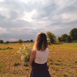 I live alone now and enjoy business, traveling, shopping, food and music. I have a calm personality and I hope we can be friends.