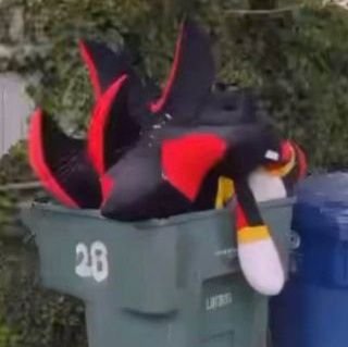 sonicstrashbin's profile picture. ⚠️This is my rambling/vent account⚠️   
(MAJOR CONTENT WARNIN! I WILL BE VERY DERECT.)                      
My main account @ACupOfInk (i shitpost to much)