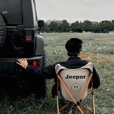 _Liyouyi's profile picture. 千峰云起，骤雨一霎儿价。更远树斜阳，风景怎生图画。
青旗卖酒，山那畔、别有人家，只消山水光中，无事过这一夏。
午醉醒时，松窗竹户，万千潇洒。野鸟飞来，又是一般闲暇。
却怪白鸥，觑着人、欲下未下。旧盟都在，新来莫是，别有说话。