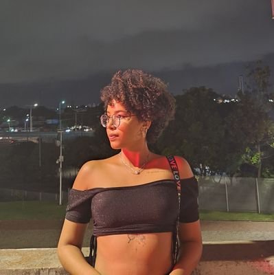 bonita, inteligente, muito bonita, voz agradável e sorriso cativante
