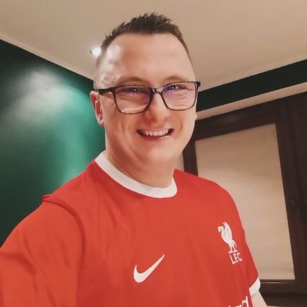Amateur Footballer :) BIG LIVERPOOL FC fan!!!! Celtic FC,  Football lover, Ladies Man (Yeah right) and silly, funny looking guy :)