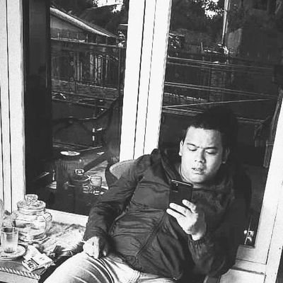 Semua politisi itu sama-sama Bajingan,bedanya cuma siapa yang lebih bajingan dan siapa yang sedikit bajingan.