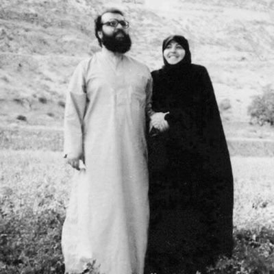 أَعِرِ اللَّهَ جُمْجُمَتَكَ.
-الخُمينيّة ثوبُ عزٍّ لا يرتديه إلّا من أرادَ القيام للهّ.