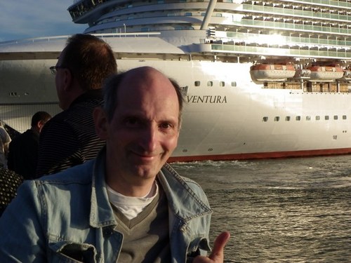 roy118's profile picture. 