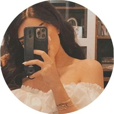 Esthersl0v3r's profile picture. Perfect has 7 letter's and so does meeeeee😼