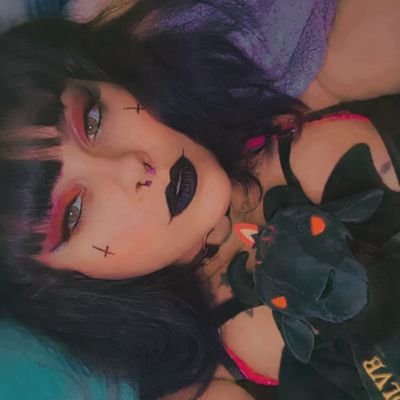 ZophieK's profile picture. 18+ only