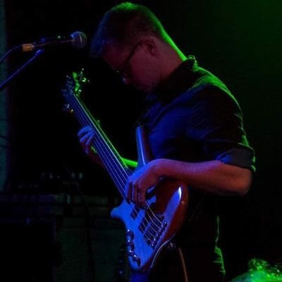 Bass Guitarist - @lunablueofficia
designated band nerd
scuba diver