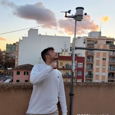 Xavi, 24 años.
Aficionado a la meteorologia, climatología y aviones.
 Cuarto de Geografía en #UB. 
Trabajo en aeropuerto #PMI (Mallorca)