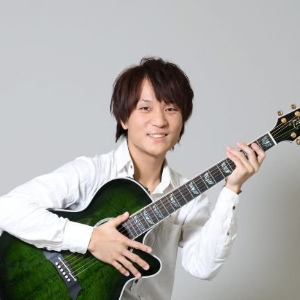 gkhkr311's profile picture. シンガーソングライター。北海道出身。自宅での弾き語り動画をYouTubeにアップし、それが反響を呼んで、日本テレビ系列「スター☆ドラフト会議」に出演。ビクターエンタテインメントから「永遠」でメジャーデビュー。現在、埼玉県蓮田市にある清龍酒造の蔵元見学ツアーのライブに定期出演中。お気軽にフォローしてください☆