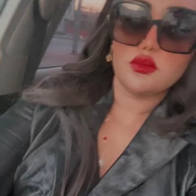 لست أنا من أواجهَ زماني بالإنحناءَ، قاسية مثلَ الماسٰ وبسهولة الماءٰ .. اخصائيٰ أول ومصممة ازياء وليٰ جناحانَ احدهمآ الريشة والاخر قلم .