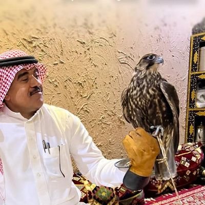 أجل نحن الحجاز ونحن نجد
هنا مجد لنا وهناك مجد
ونحن جزيرة العرب افتداها
ويفديها غطارفة وأسد