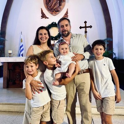 Padre de tres enanos amorosos y una enana hermosa. Compañero de vida de una gran luchadora y mi inspiración. Hincha del CAP.